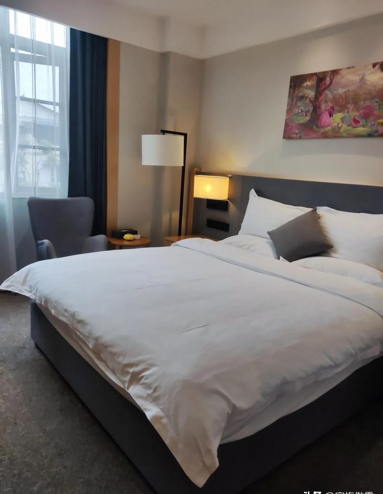 有一位常来开钟点房的熟客,隔三差五地就到我们酒店开钟点房