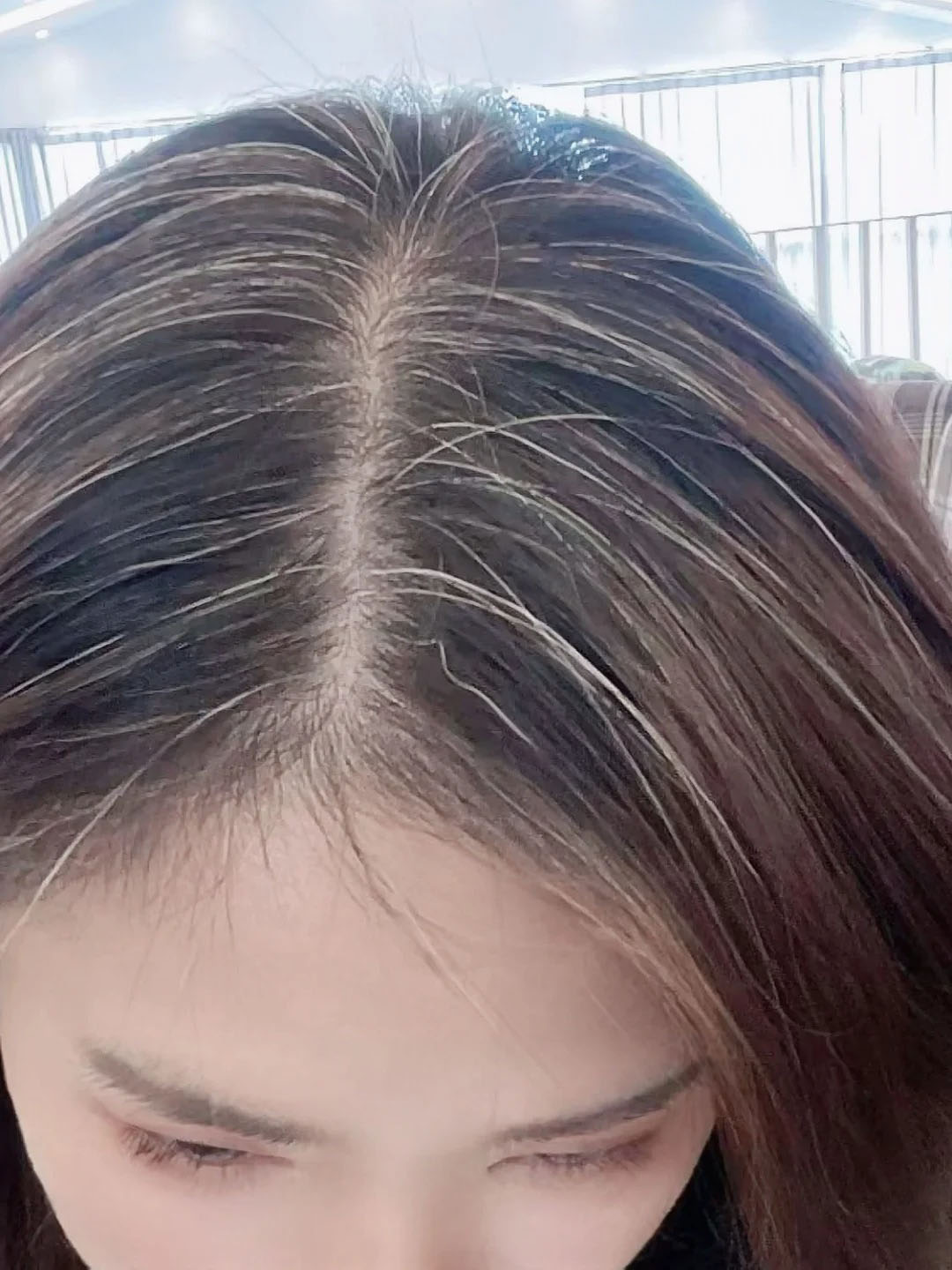 作为一个长期被白发困扰的人每次染发都像是在进行一场未知的冒险