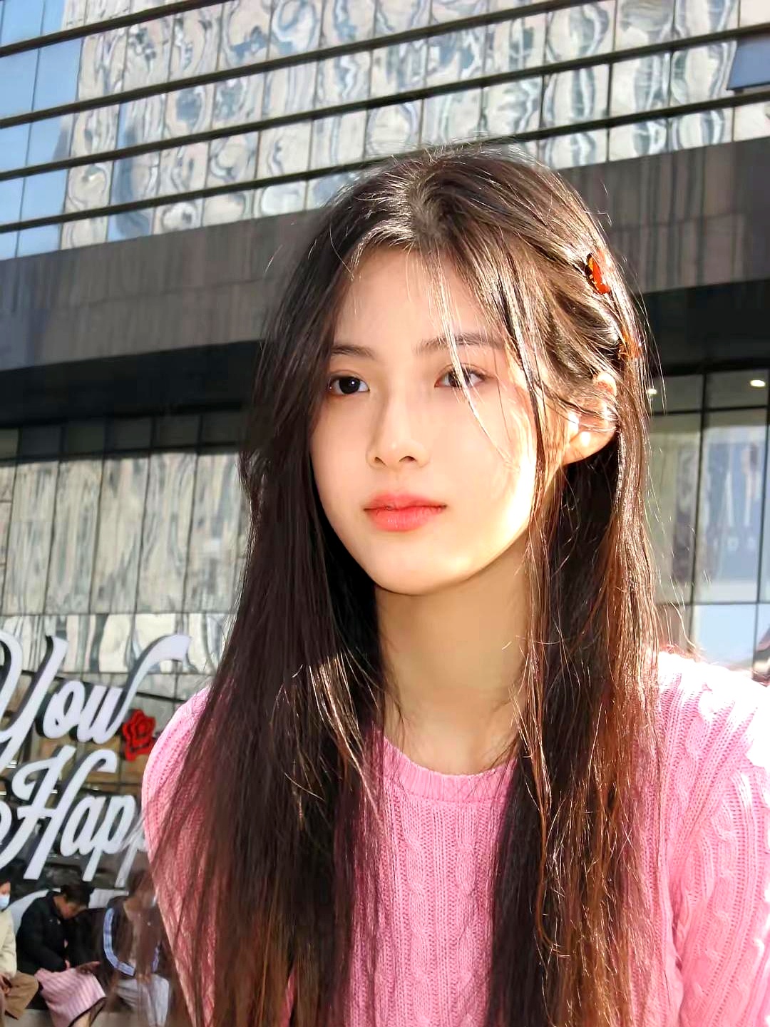 自拍镜头前浅笑,容颜倩,梦如幻