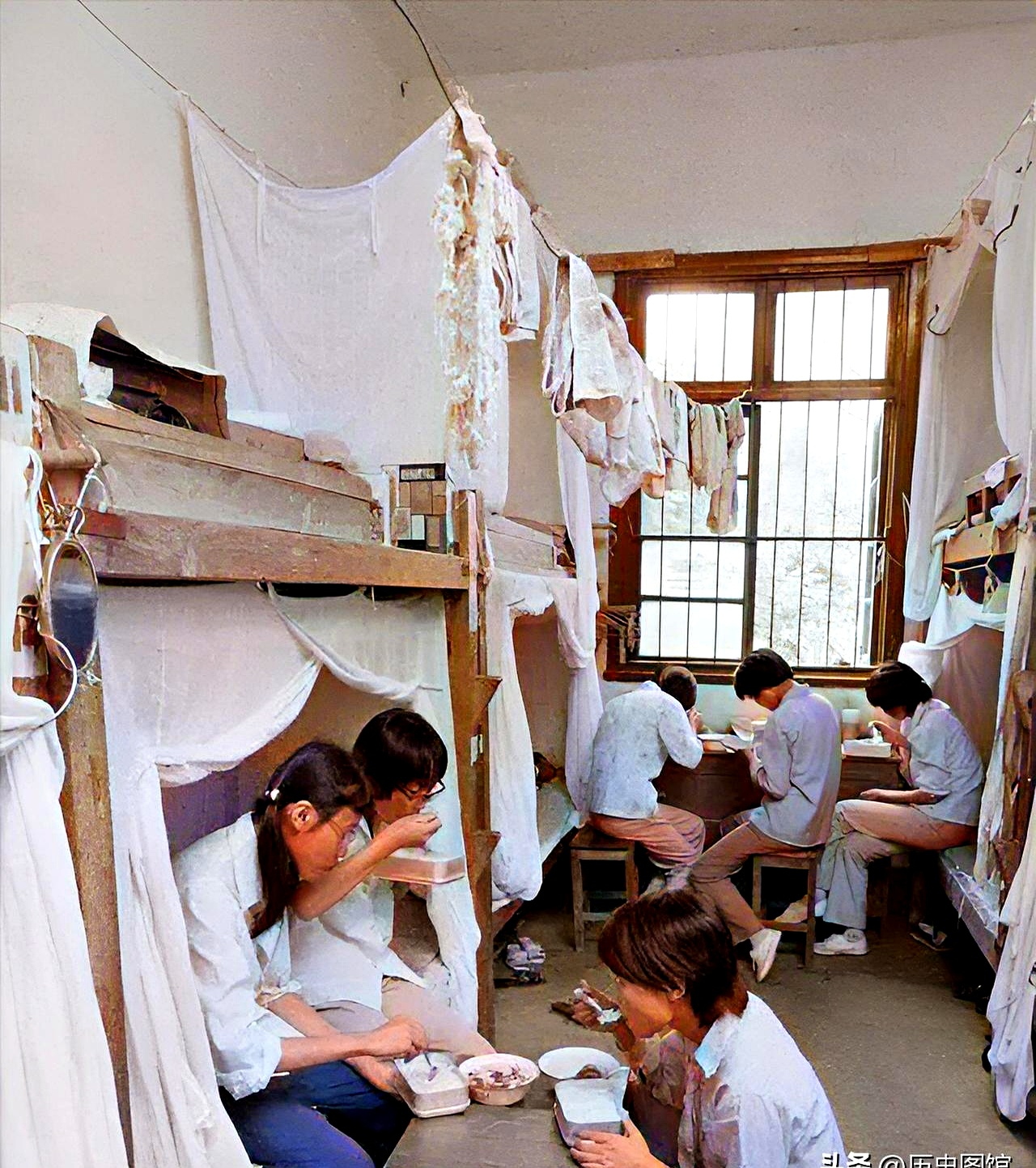 12人间住了6名女生,她们从食堂打完饭带回宿舍里吃