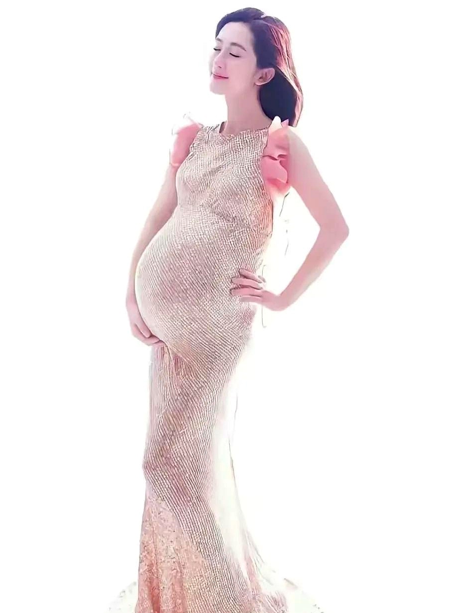 谢娜算不上美丽,却非常抗老,即便和女神林心如同行也十分耀眼,这可是