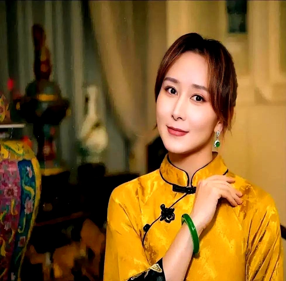 跟闺蜜聊起综艺里豪门阔太胡静,朋友脱口而出:"她该不会缺钱才上节目