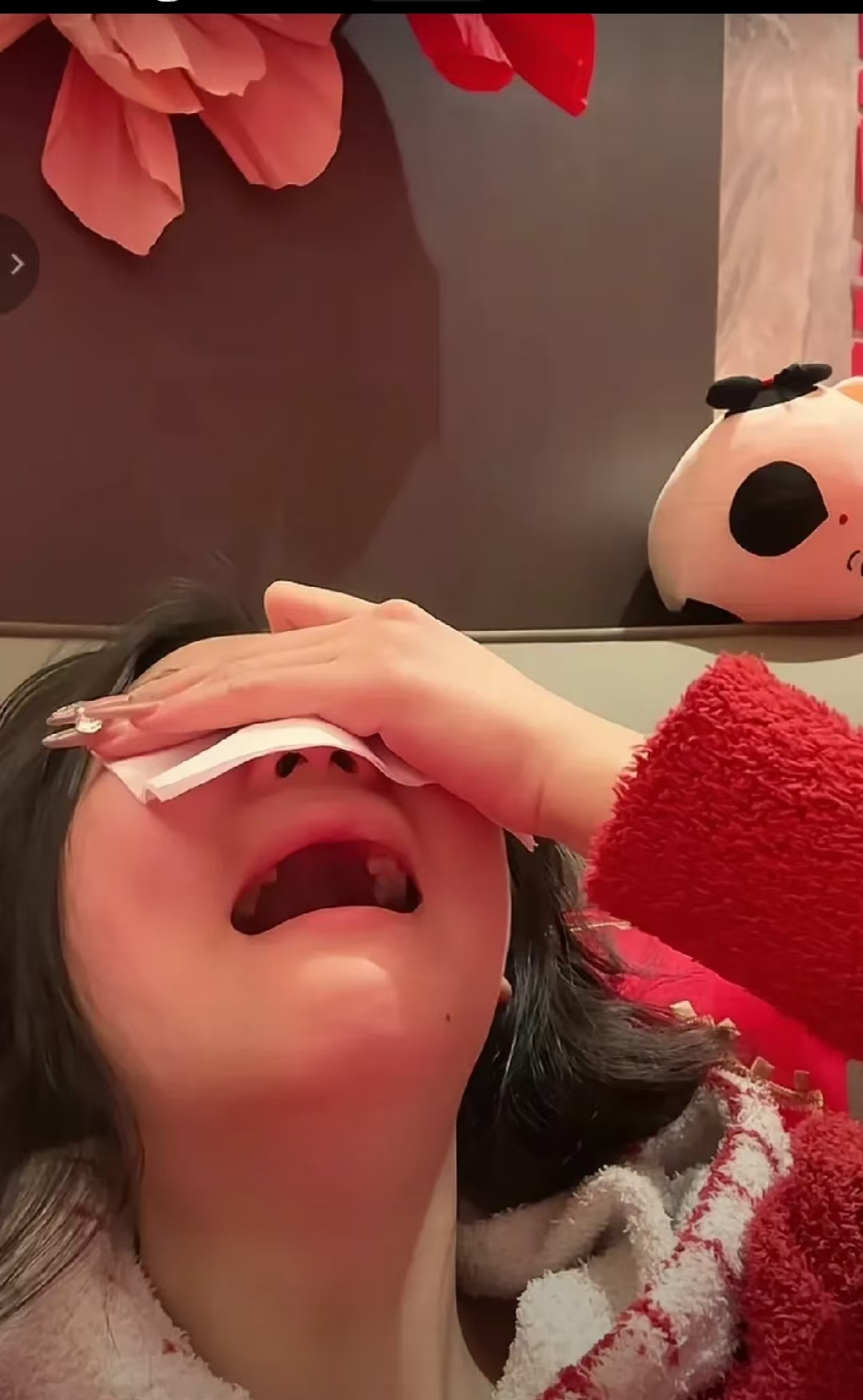 一女子分享了自己新婚之夜的视频,老公因为想妈妈抱着枕头坐在床边哭