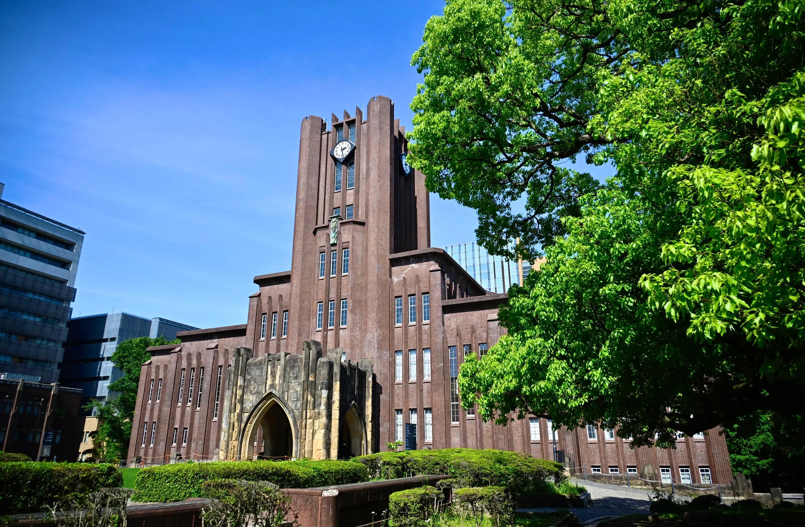 近日,一名30多岁的中国女子,在友人的陪同下,爬上了日本东京大学内的