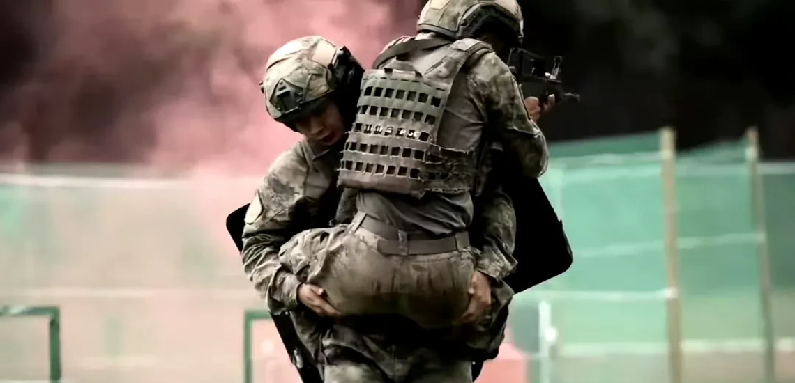 解放军演练战场救护,和伤员交替掩护撤退,透明弹匣好评