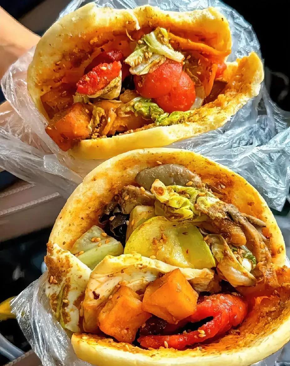 说他和她老婆,一天能卖300多个夹饼,一个夹饼