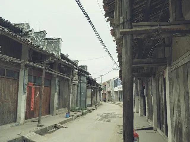 像龙亢古镇,在怀远县龙亢镇,它历史悠久,公元前137年就设县了