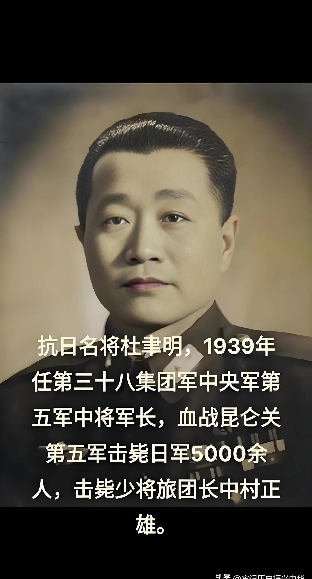 1939年,抗日名将杜聿明带着母上战场的照片,母亲安坐在战壕里,表情