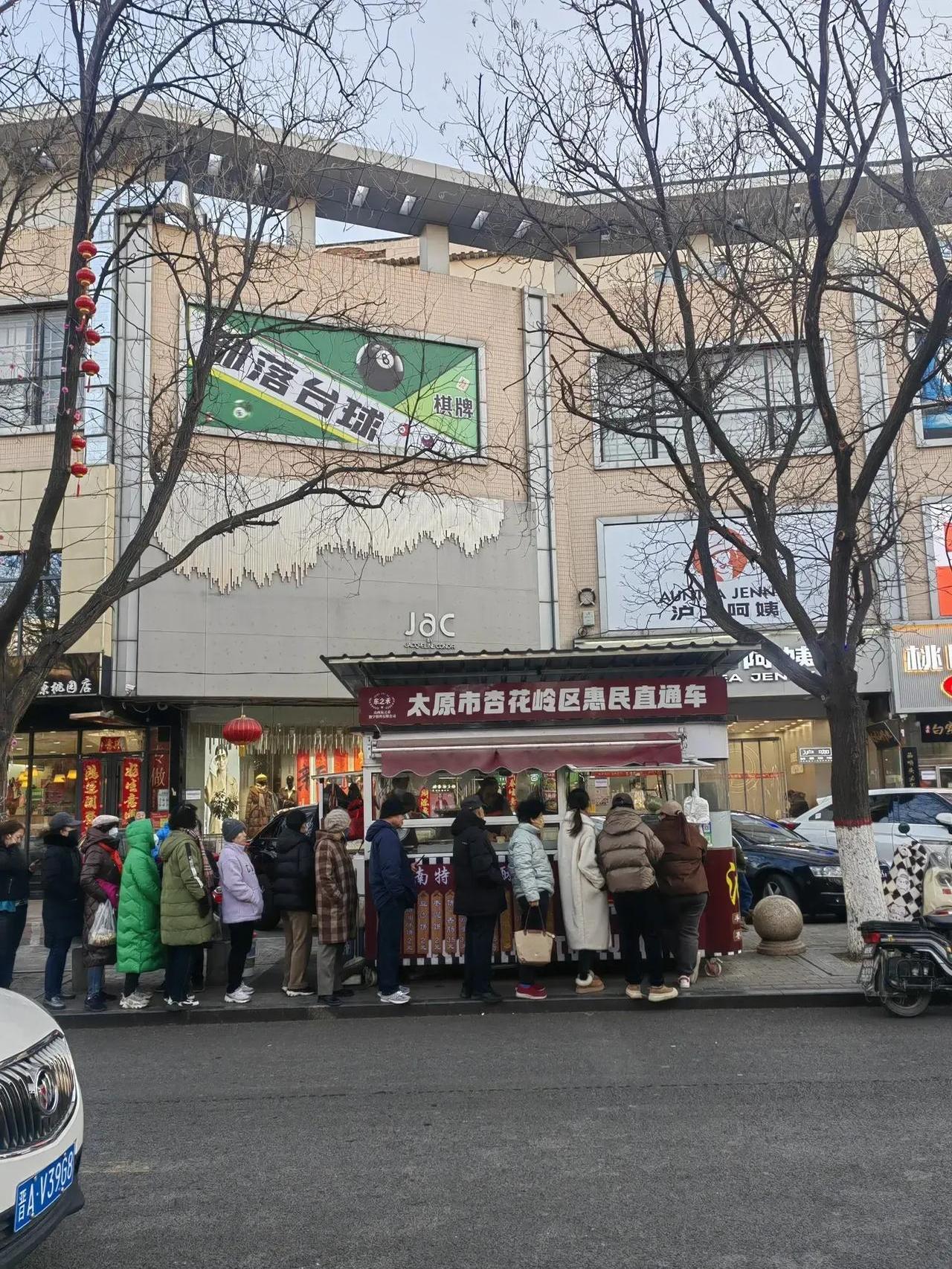 桃园二巷才是太原本地人认可度高的小吃街吧,这里聚集的小吃店其实并