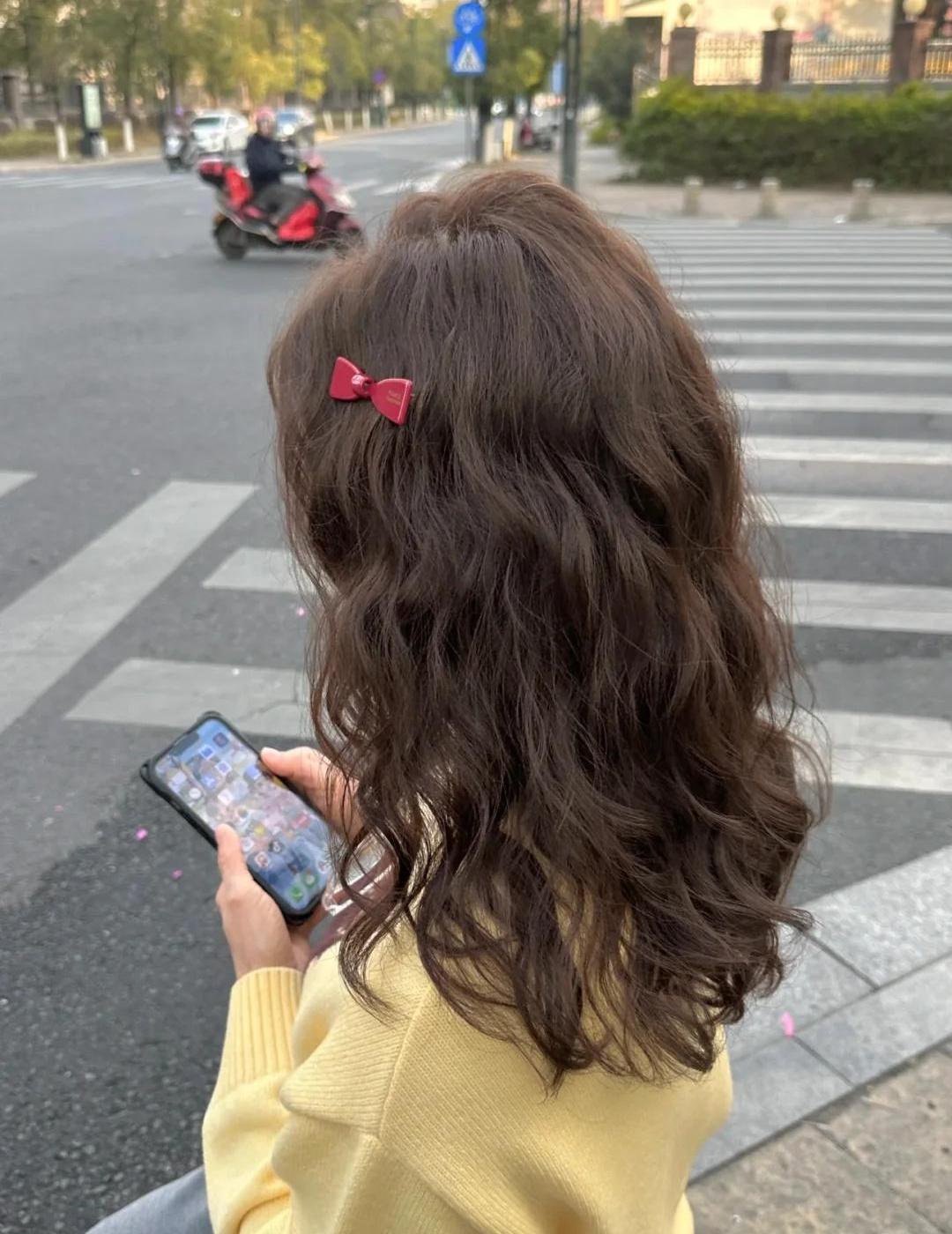 中长发必试,法式烫发显年轻