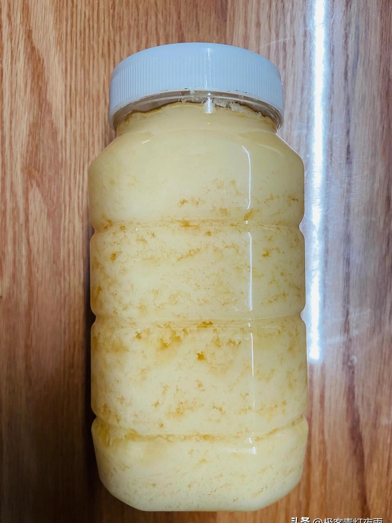 蜂蜜放冰箱了再拿出来可以吗(蜂蜜放冰箱了再拿出来可以吗怎么保存)