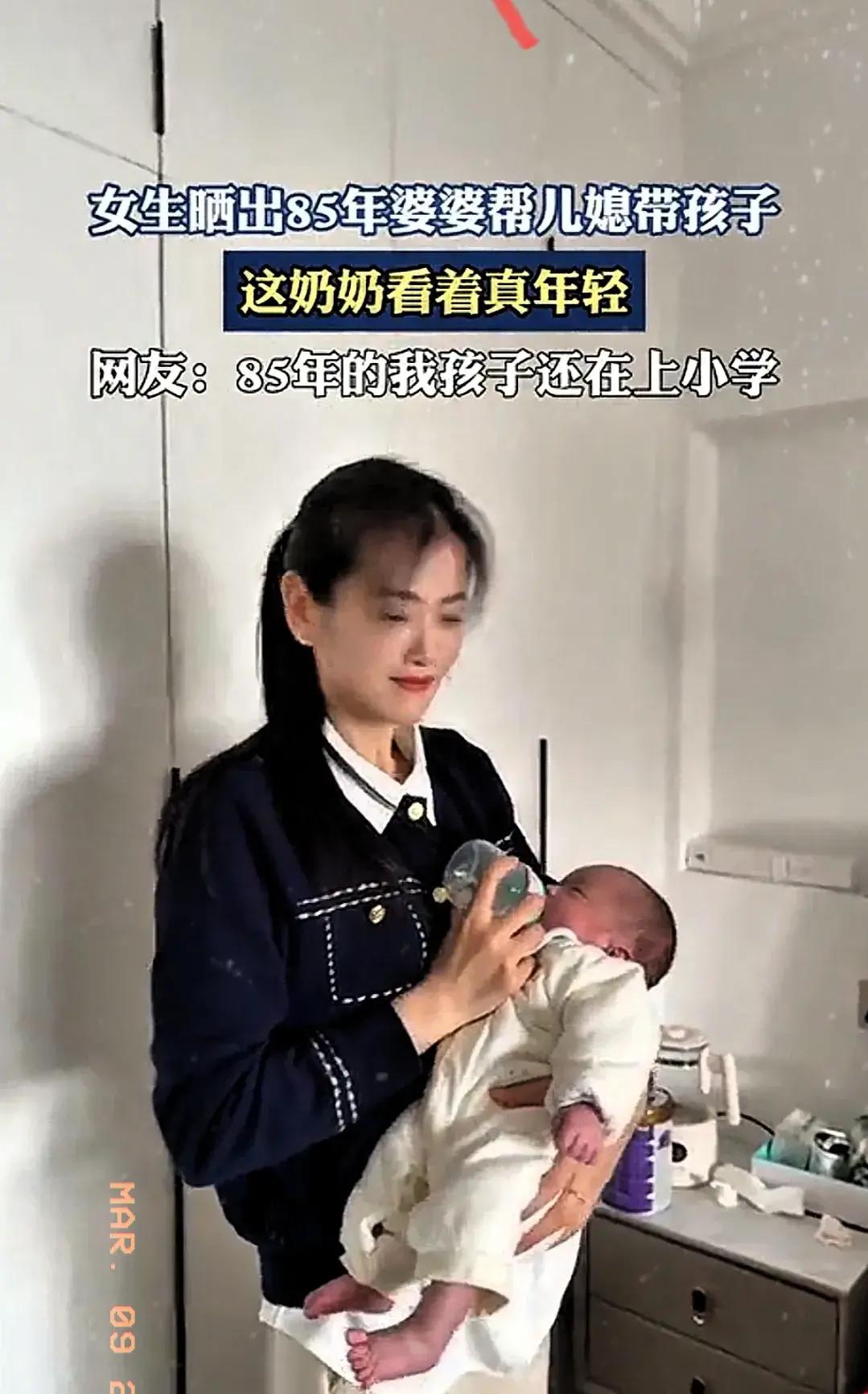 她扎着马尾,打扮很显年轻,就在大家以为她是孩子妈妈的时候,旁边拍