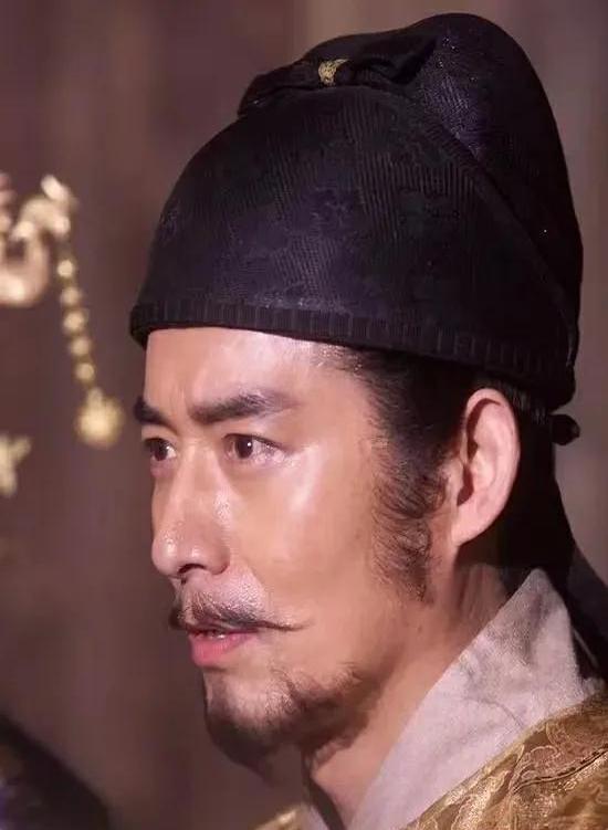 男的叫马跃,女的叫徐筠,马跃在《贞观之治》中饰演李世民,真的就像