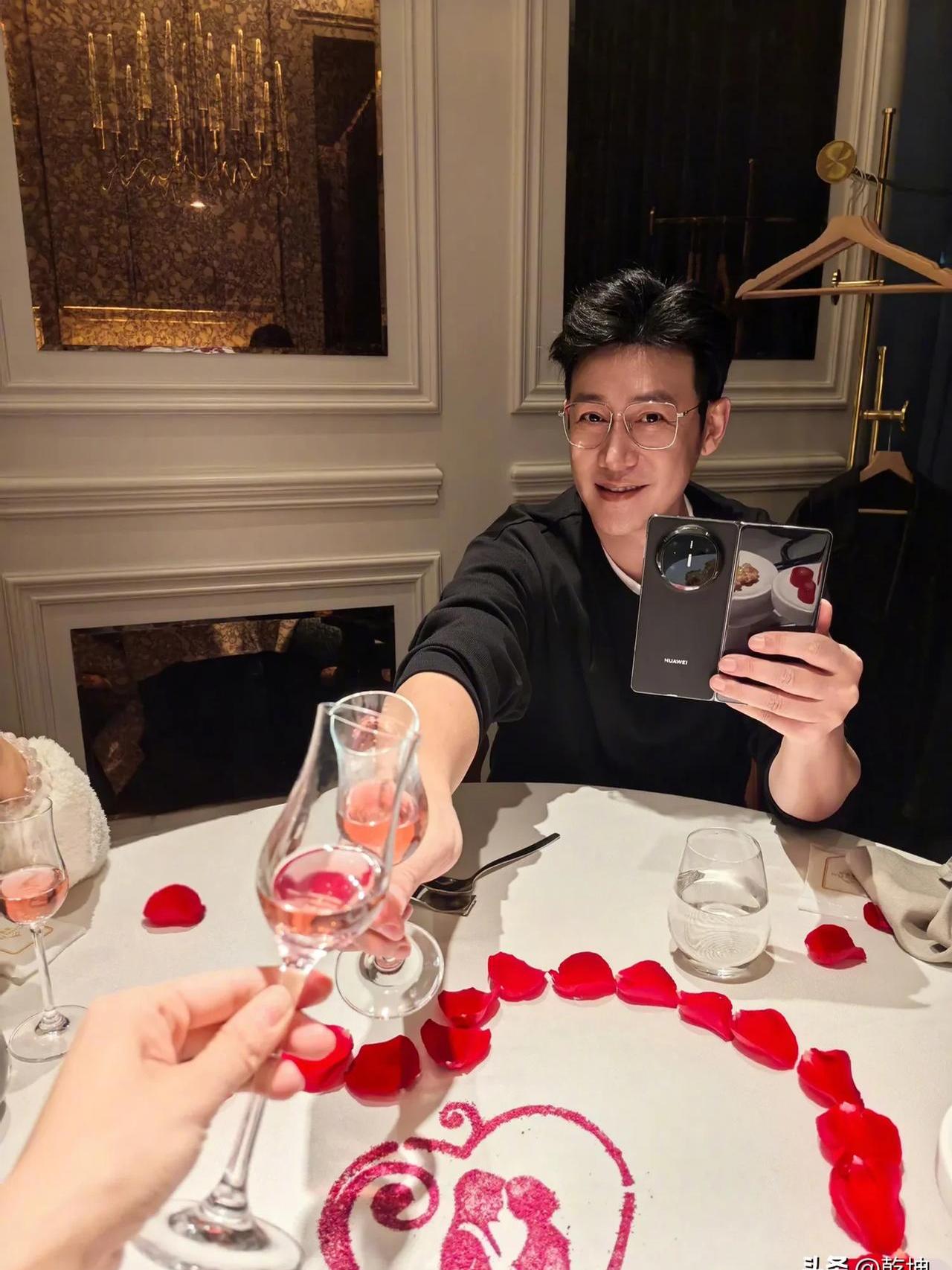 陆毅情人节发自己和鲍蕾的合影并配文说带着孩子过个节这一家四口