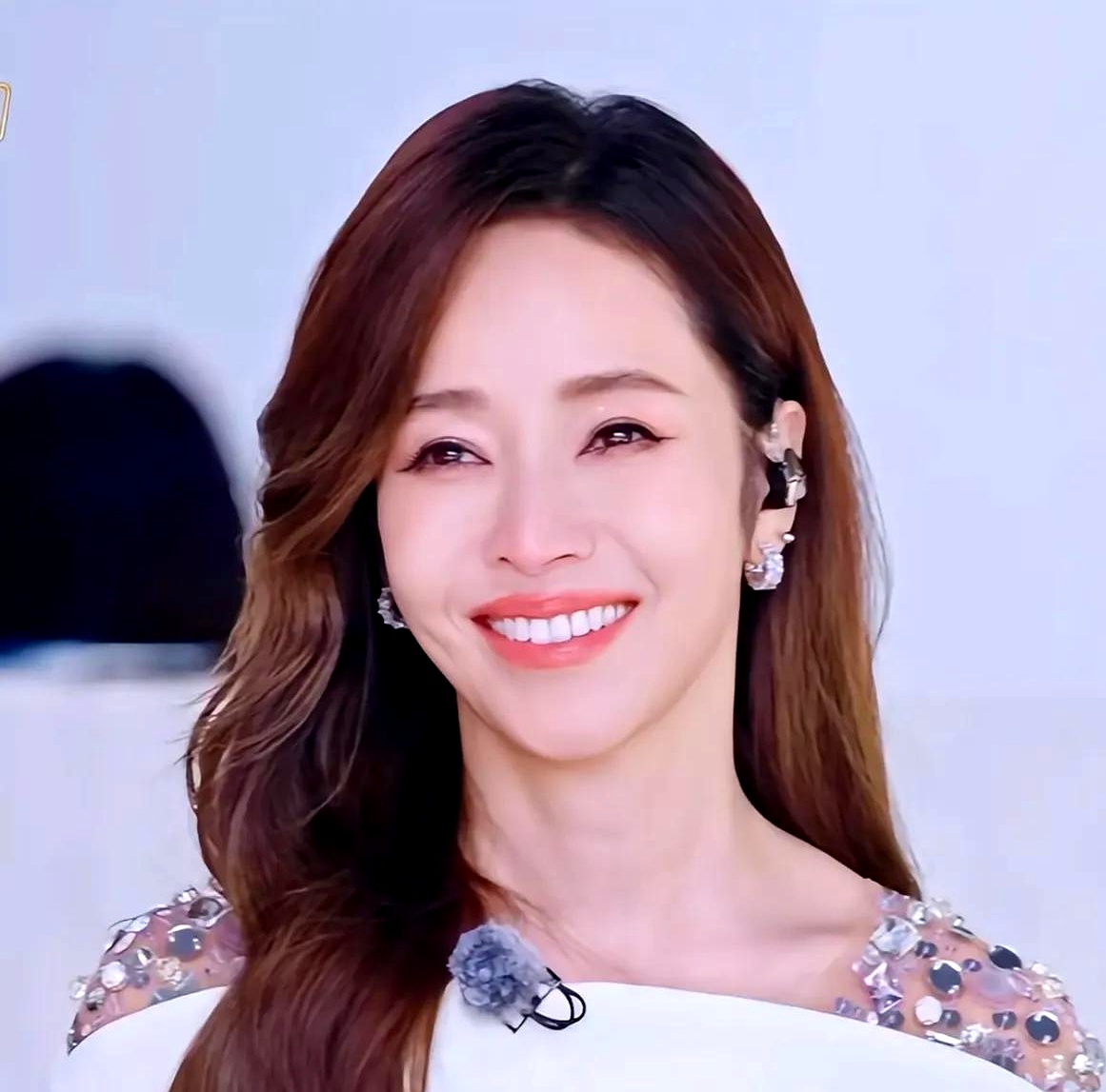 侯佩岑最近参与浪姐,被主持人问到为何在弯弯当新闻播报员?