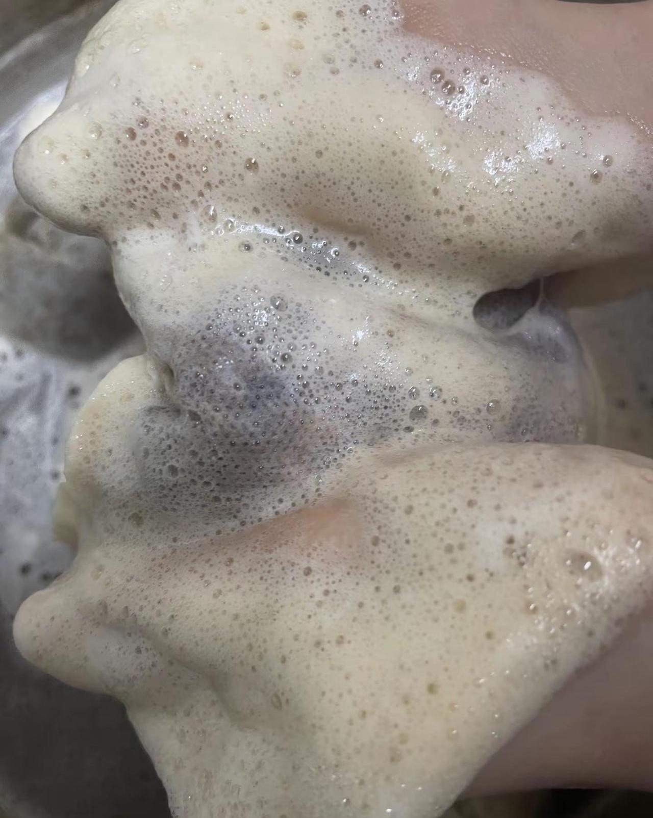 真实洗发水漏液图片白哲洗发水坏了的照片洗发水破损图片劣质洗发水