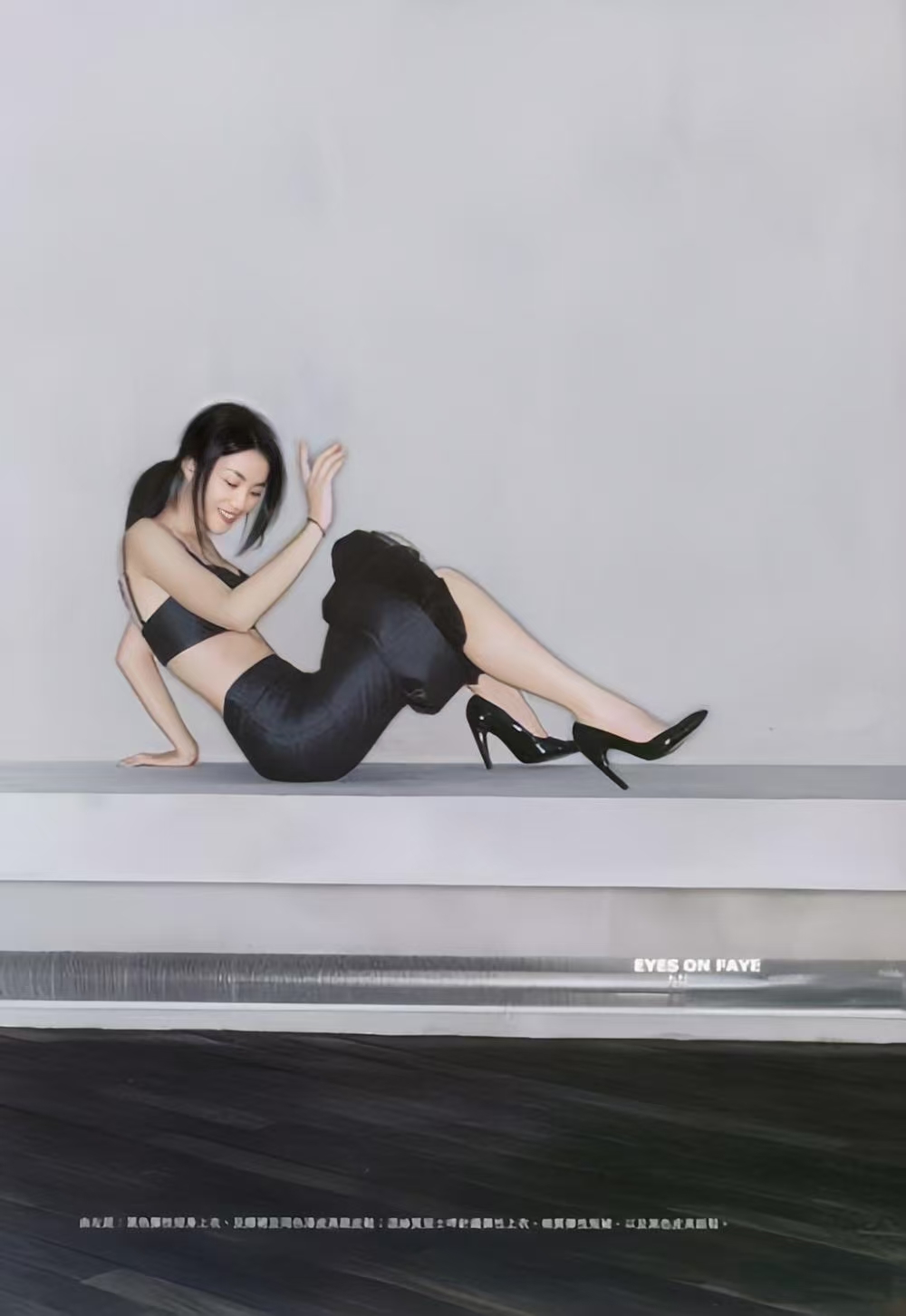 王菲史上最大胆出位的写真,抛胸露底尽显媚态