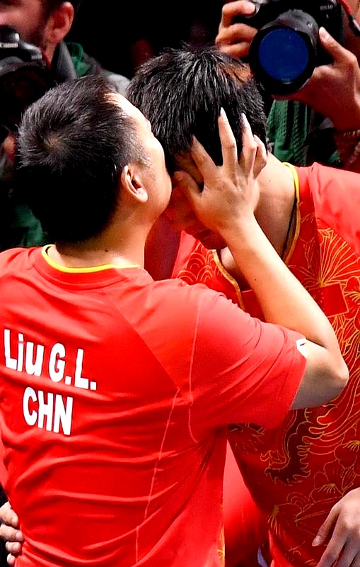 刘国梁接受采访时大力赞扬中国香港乒乓球队,称其在巴