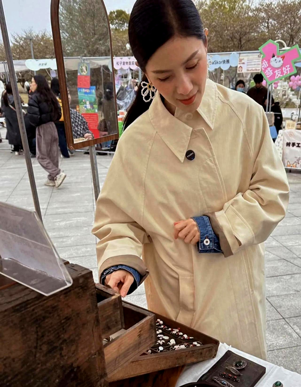 49岁胡可一身米杏色廓形风衣配低马尾