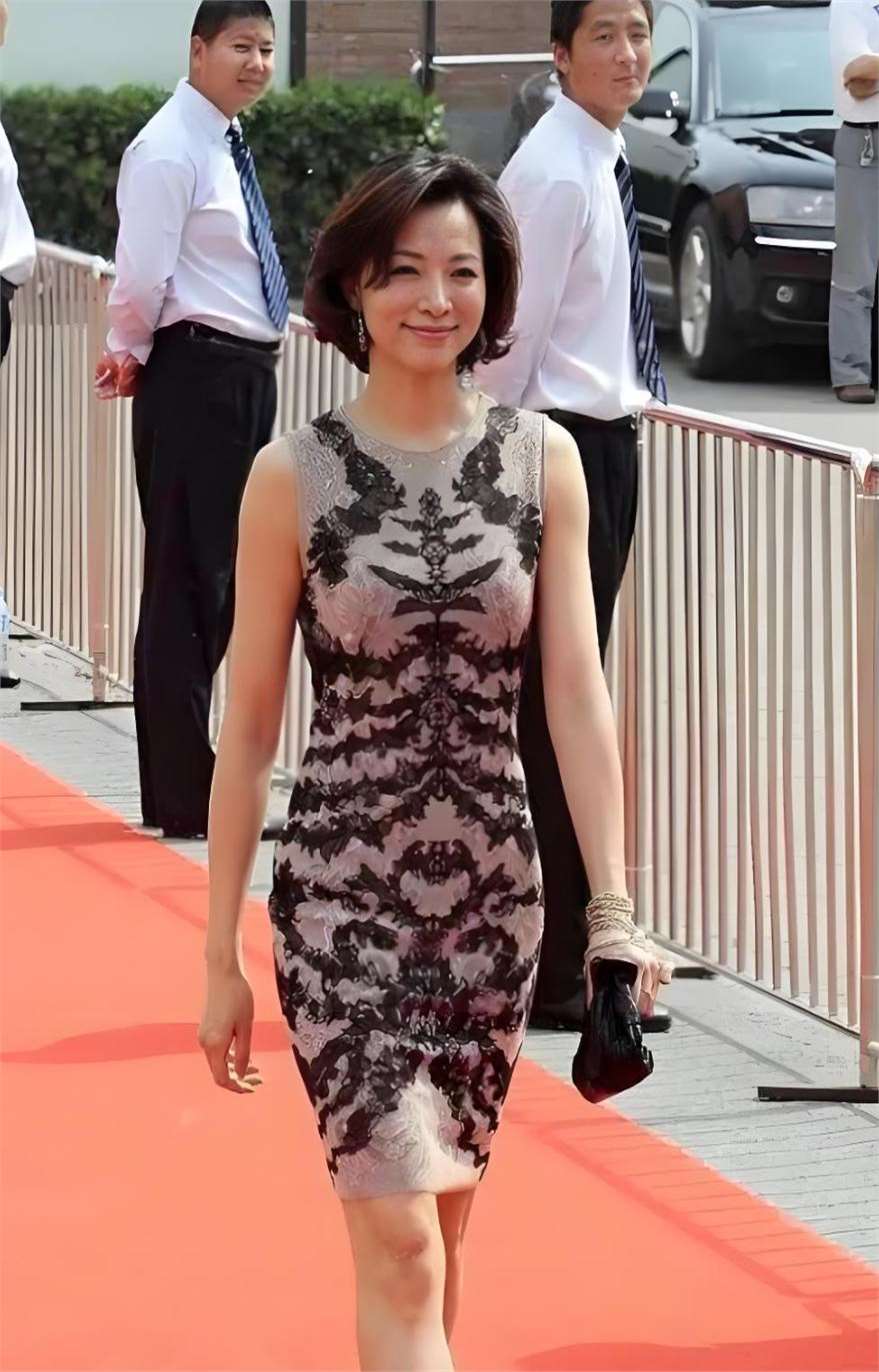 董卿身材高挑,气质高雅,五官端正美艳,才华横溢,走在红毯上,那才叫