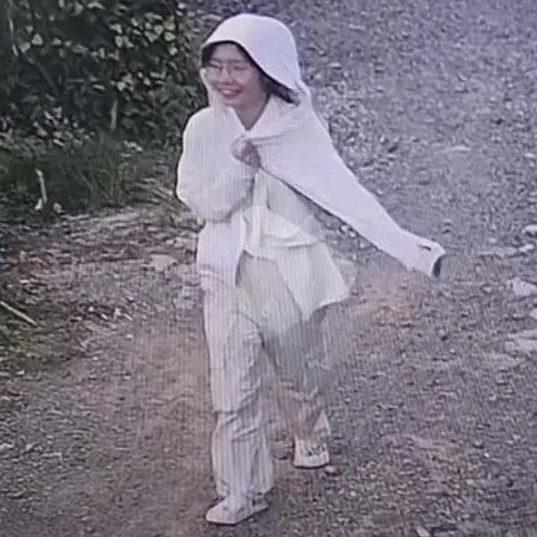 孙小梦是奔着 "蓝眼泪" 美景来的,监控里她最近失踪的女孩遗体宁波