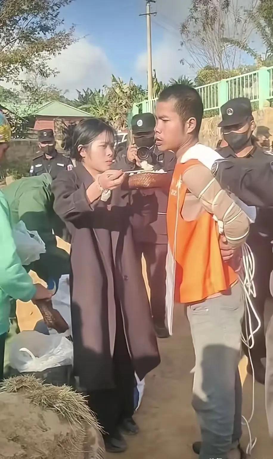 喂饭的是他妹妹,这死刑犯跟马加爵一样的五官面相,杀父的,在古代是要