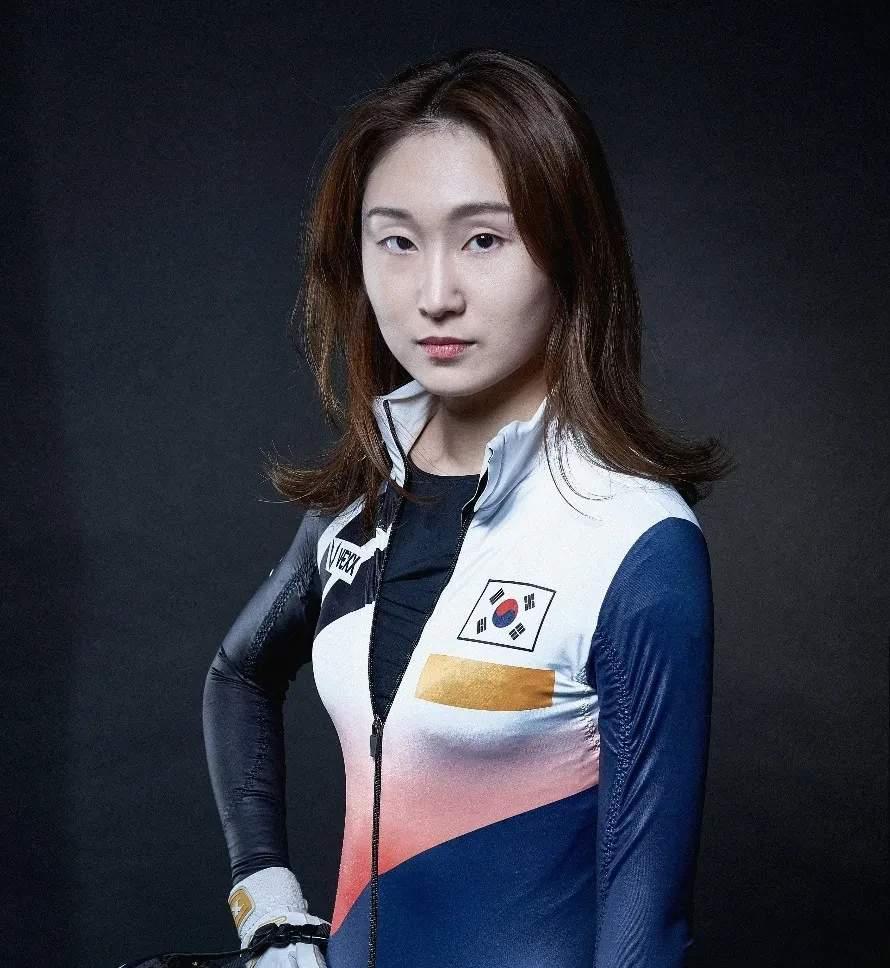 在哈尔滨亚冬会短道速滑女子500米预赛中,韩国队前一姐崔敏静滑出42秒