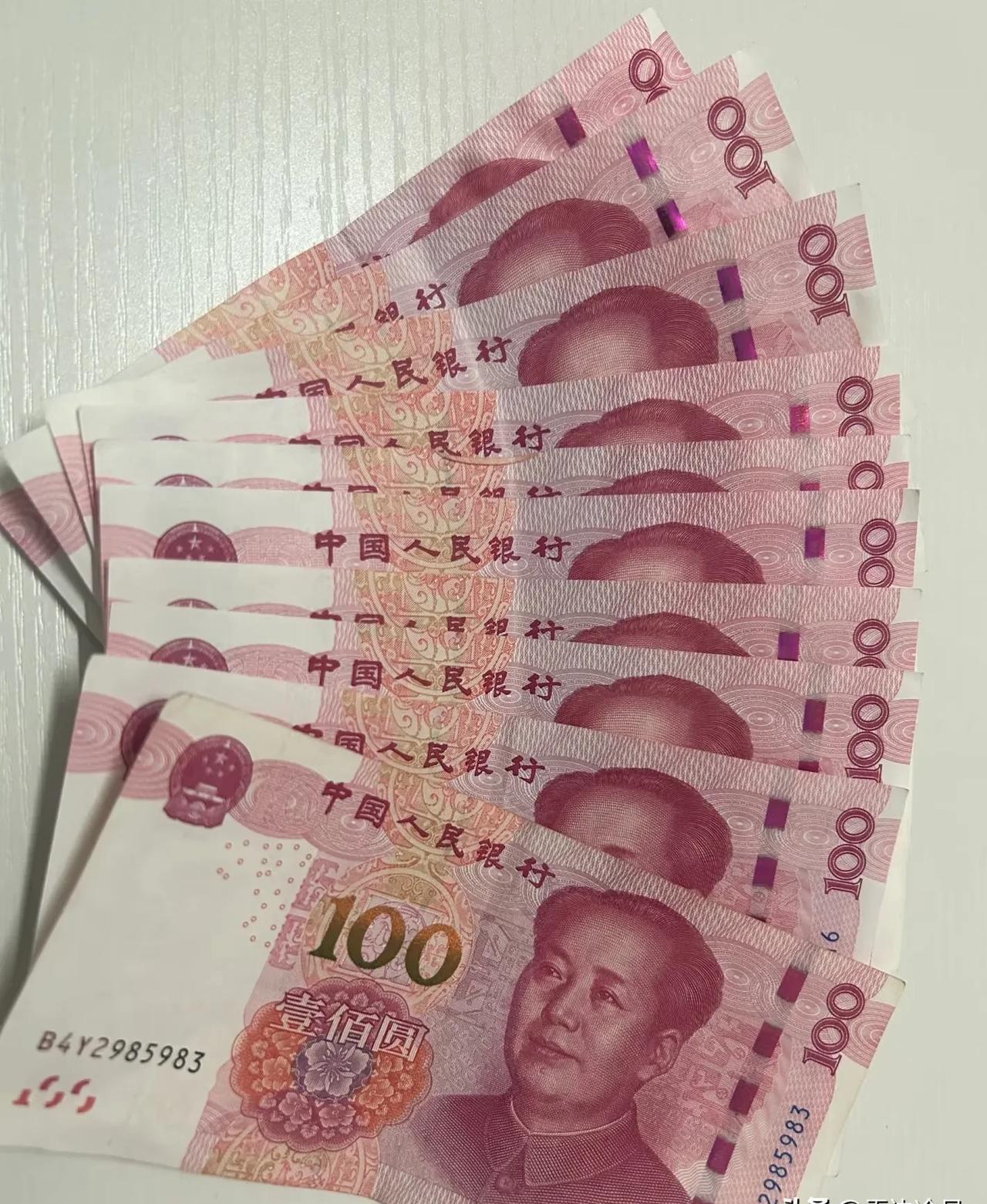 今天去银行把孩子春节的1000元压岁钱存定期了,没想到被柜员说了