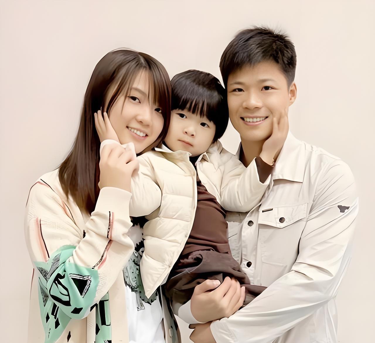 苏炳添与青梅竹马的妻子林艳芳育有三个孩子,幸福翻倍,家里越来越热闹