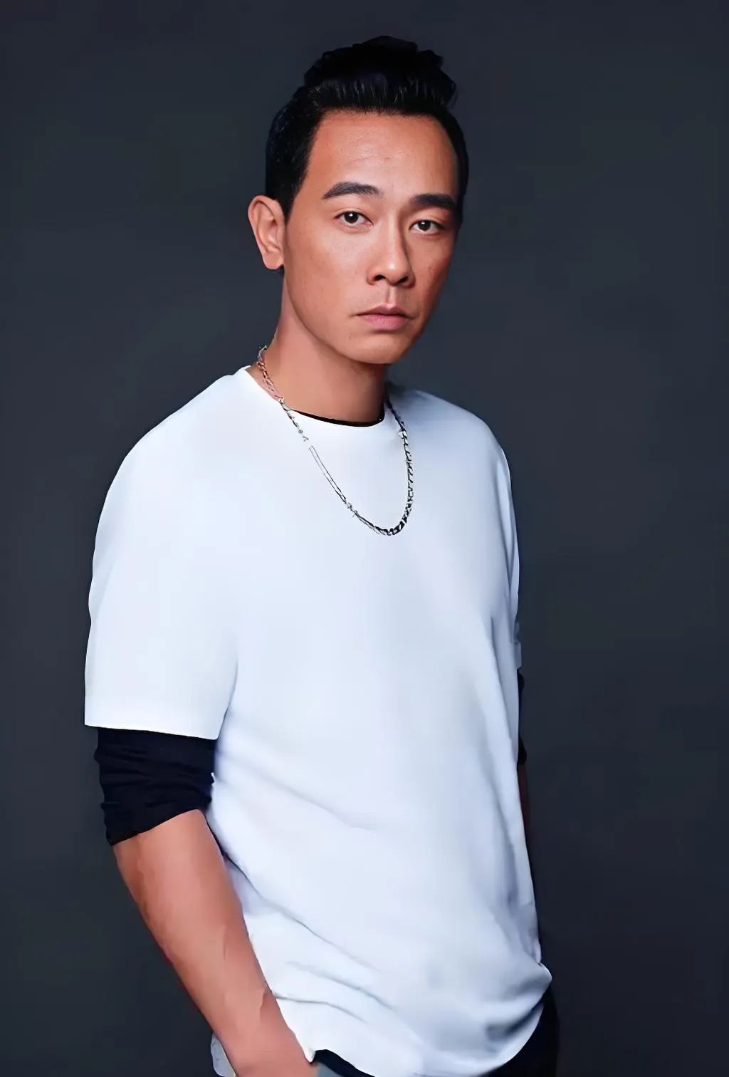 九十年代古惑仔一炮而红,陈小春靠着阿郎的江湖味道闯出一片天,年收入