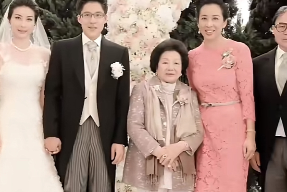 当年霍启刚,郭晶晶大婚时与奶奶吕燕妮,母亲朱玲玲,父亲霍震霆的一张