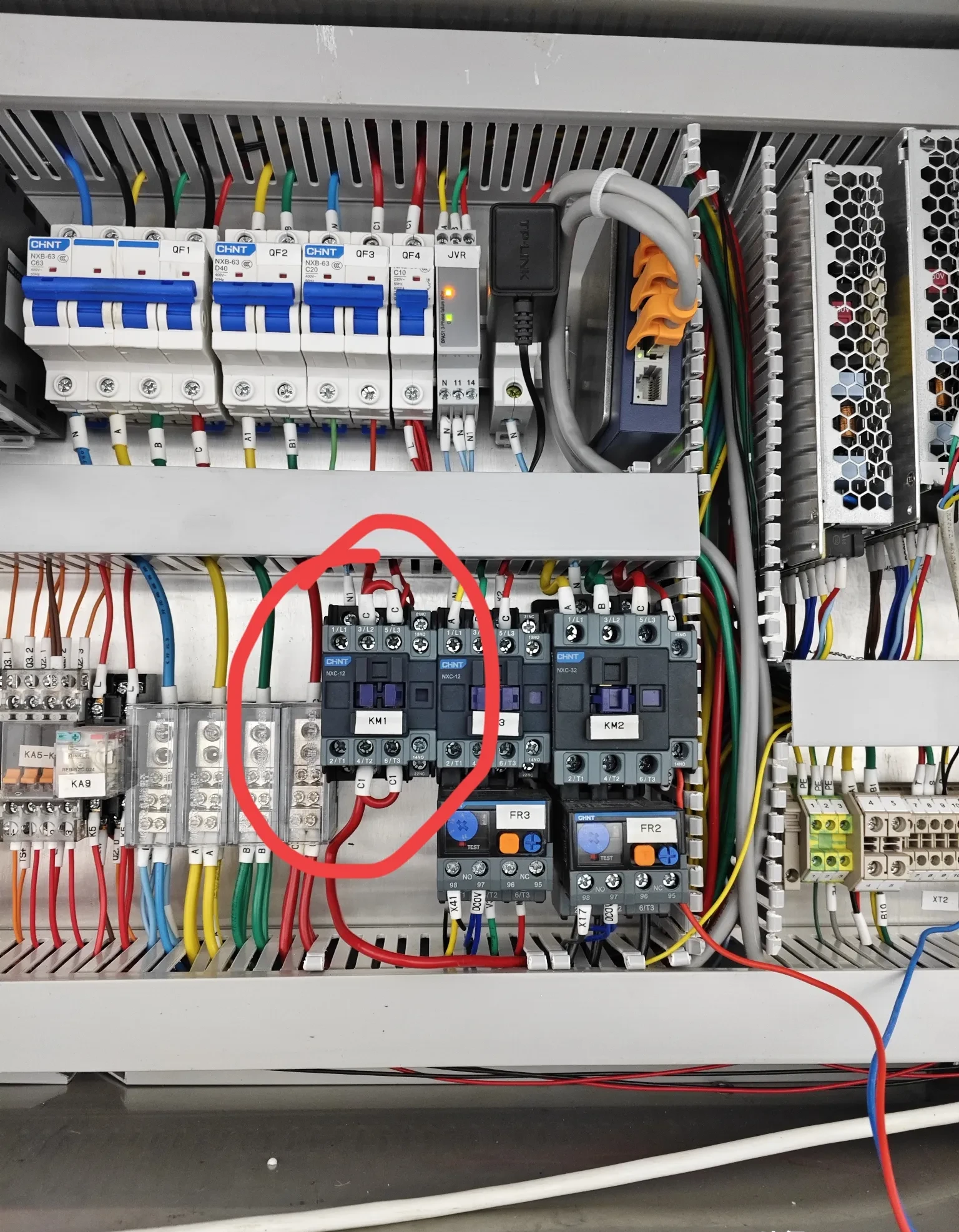 厂里新装了一台设备,打开配电柜一看,发现接线方式挺让人摸不着头脑