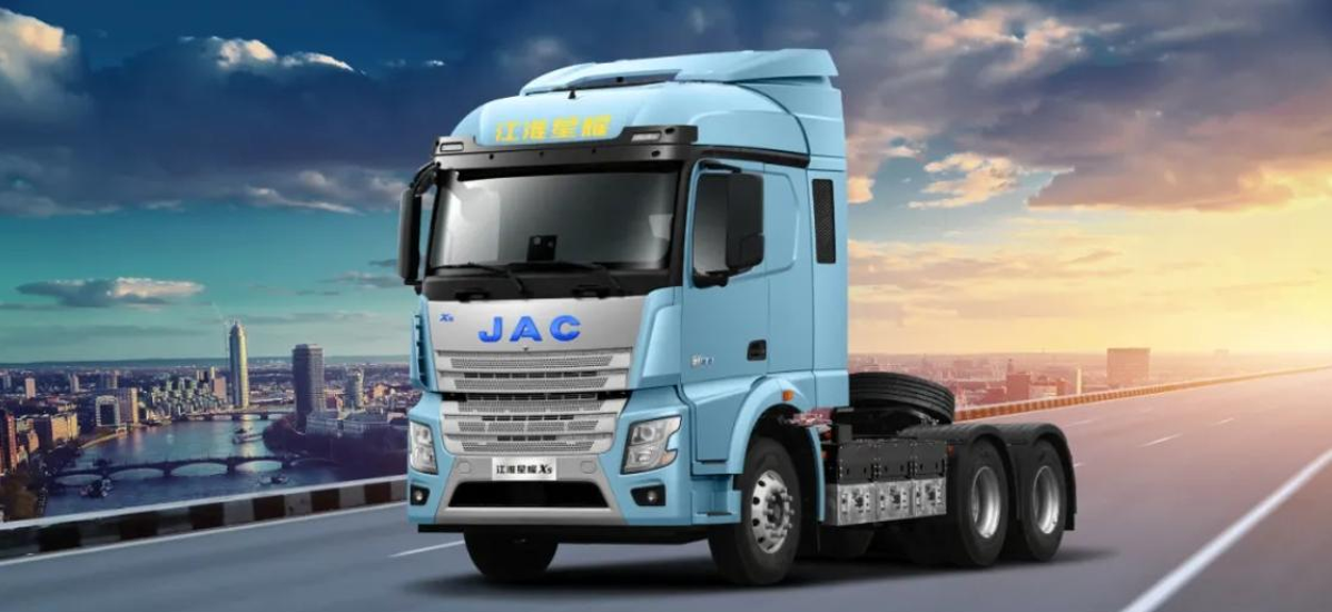 中国重汽“小重1.0”全球首发 以全栈智能驱动物流运输再进阶