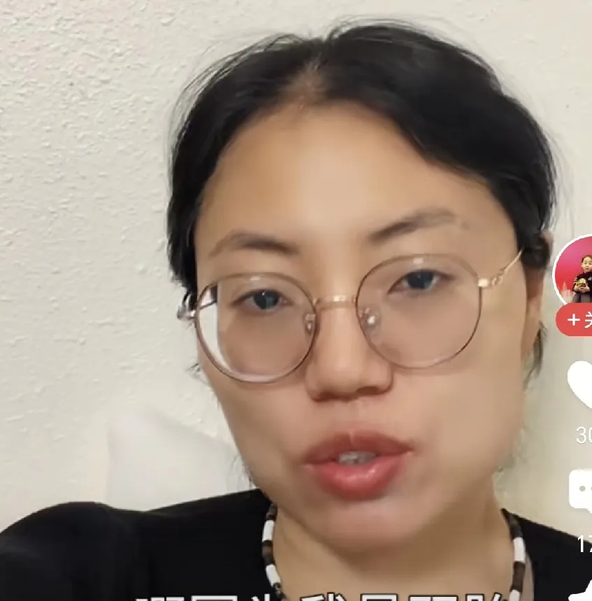 之前大家都以为她挺穷的,在美国的日子很难,哪里