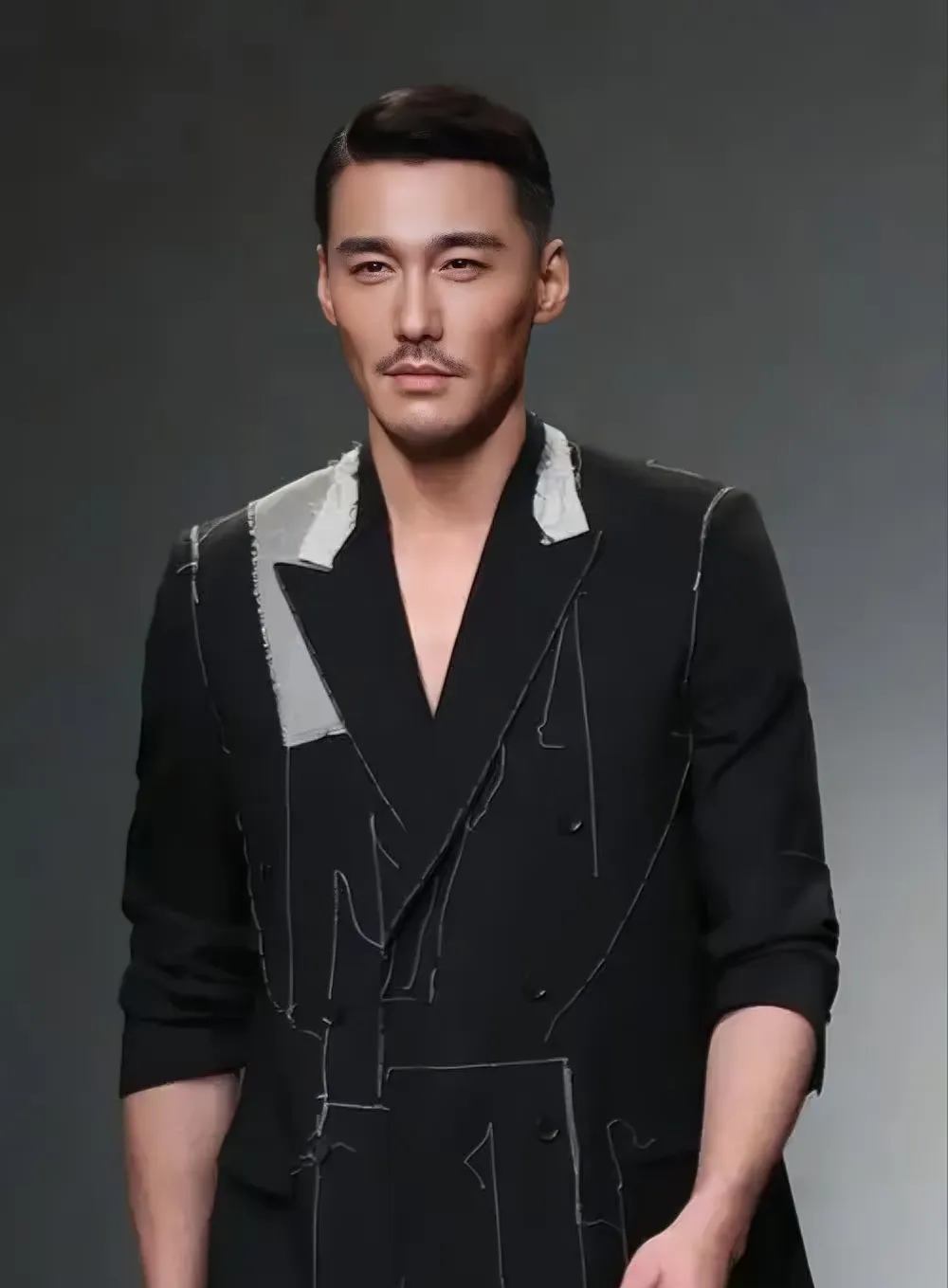 1993年,胡兵在工作中遇到了包海青