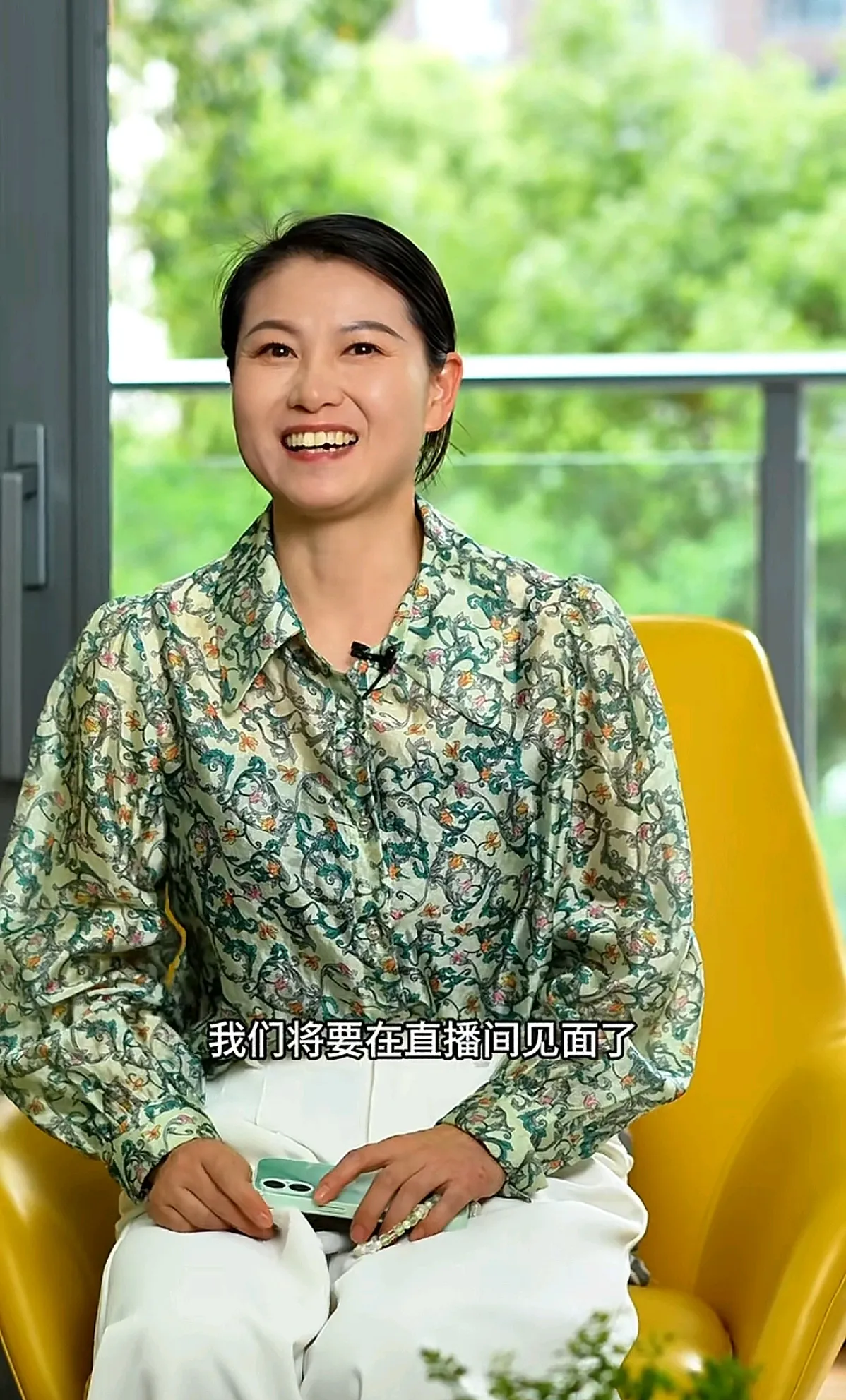 小凤紧张得脖子都缩了起来,而红姐看起来完全没事