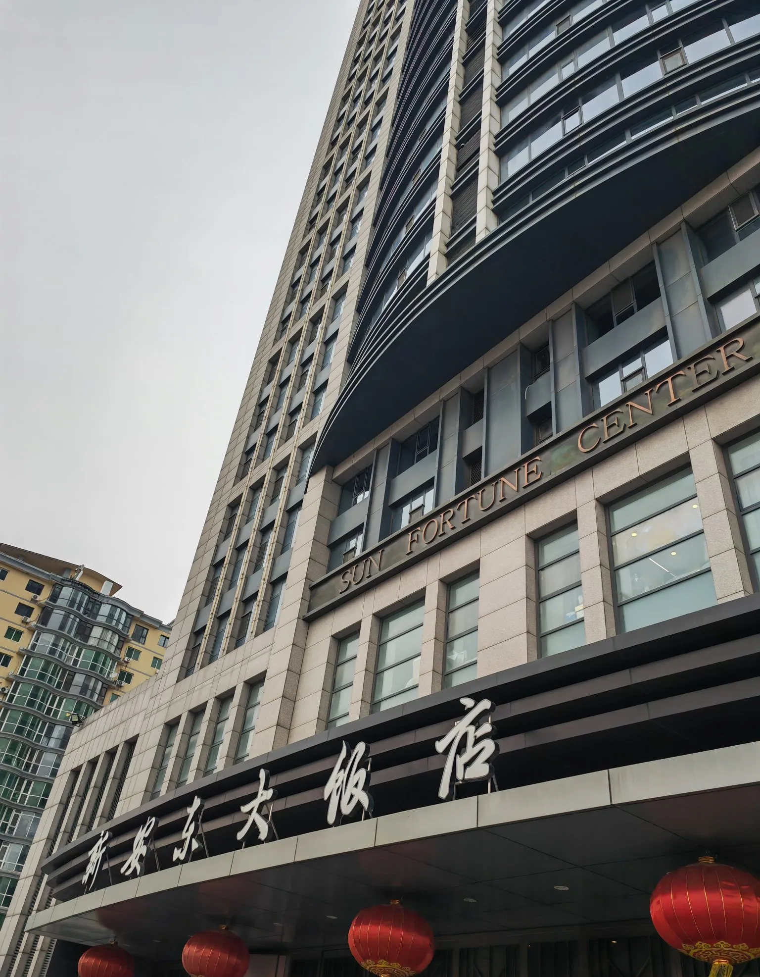 大哥买票时,门票每人30块,我随口问了一句,六十岁以上有折扣吗?