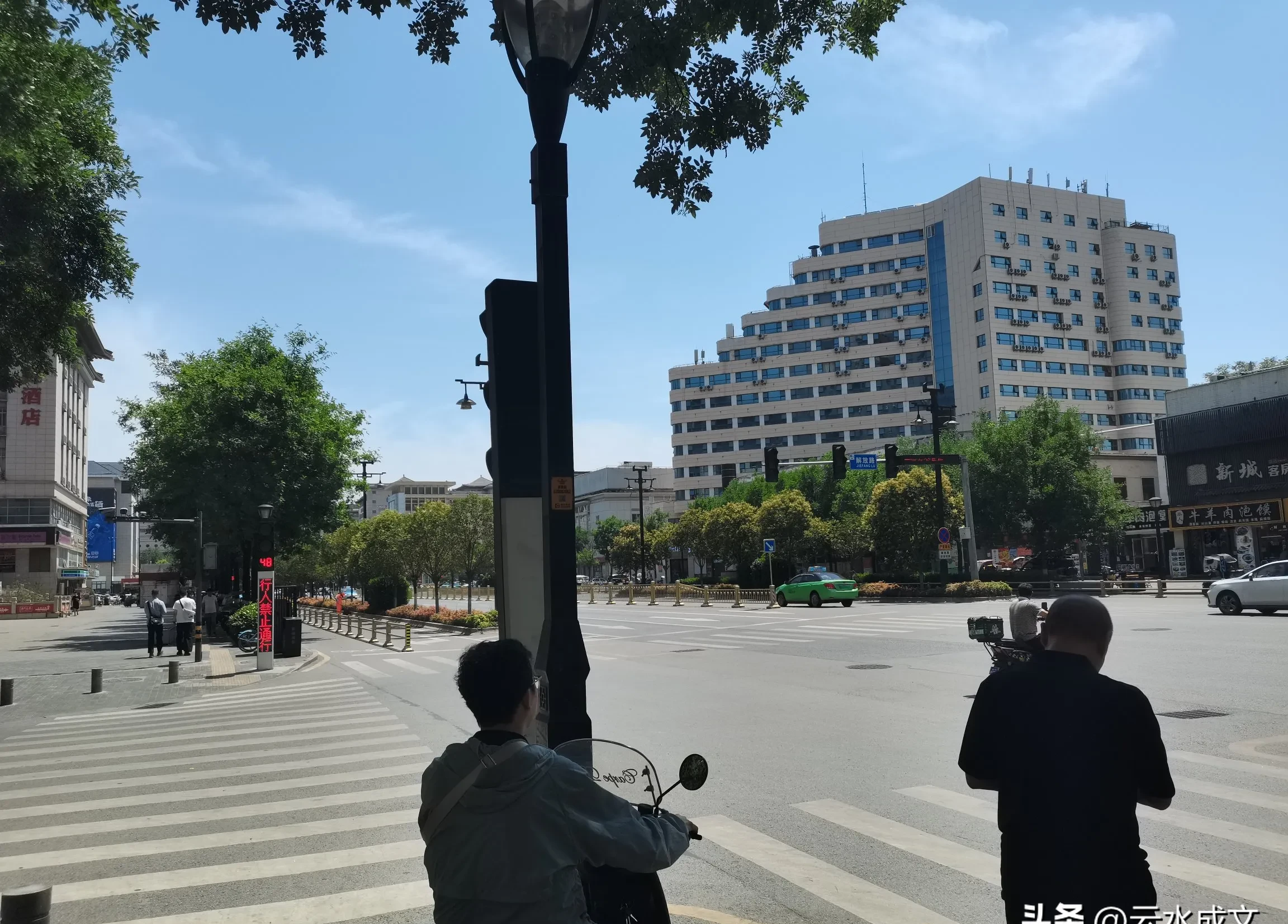 9)赶上了西安36℃的高温天,从下午一点到傍晚感觉都是热乎乎的,街上的