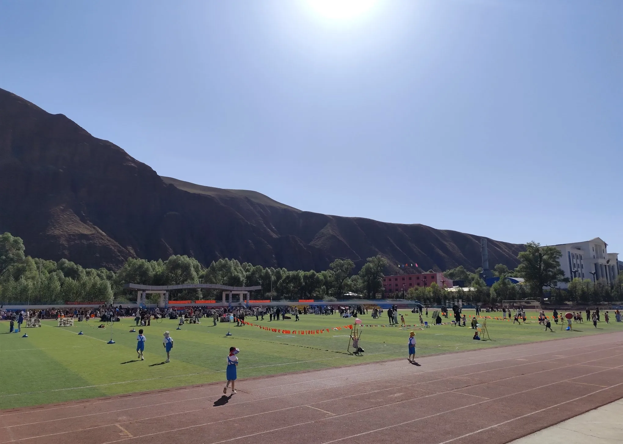 十个月的小家伙当然没反应,瞪着圆溜溜的眼睛啃手手