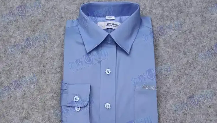 警察的蓝色内衬和普通衬衣差不多,领子上没什么标志,只有左胸口奎袋