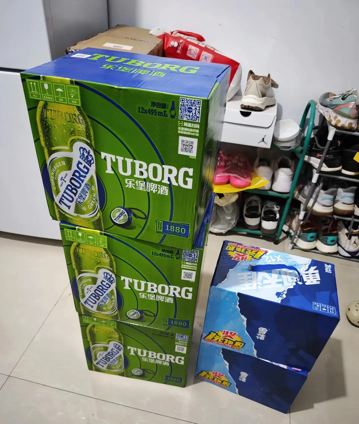 昨天下楼扔垃圾,经过邻居家门口,瞧见几箱啤酒搁在那儿