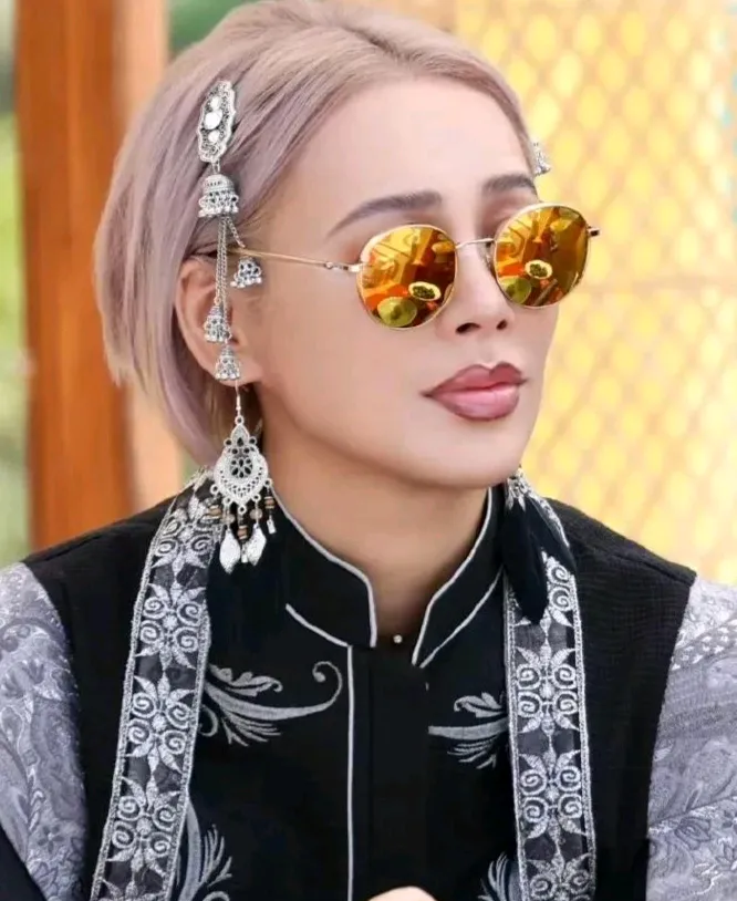 宁静怎么变成这样了!虽然一眼看去确定就是她,可看上去就是怪怪的!