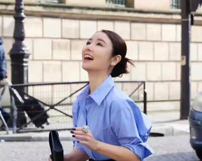 林心如这次在巴黎时装周的街拍,真的是状态超赞