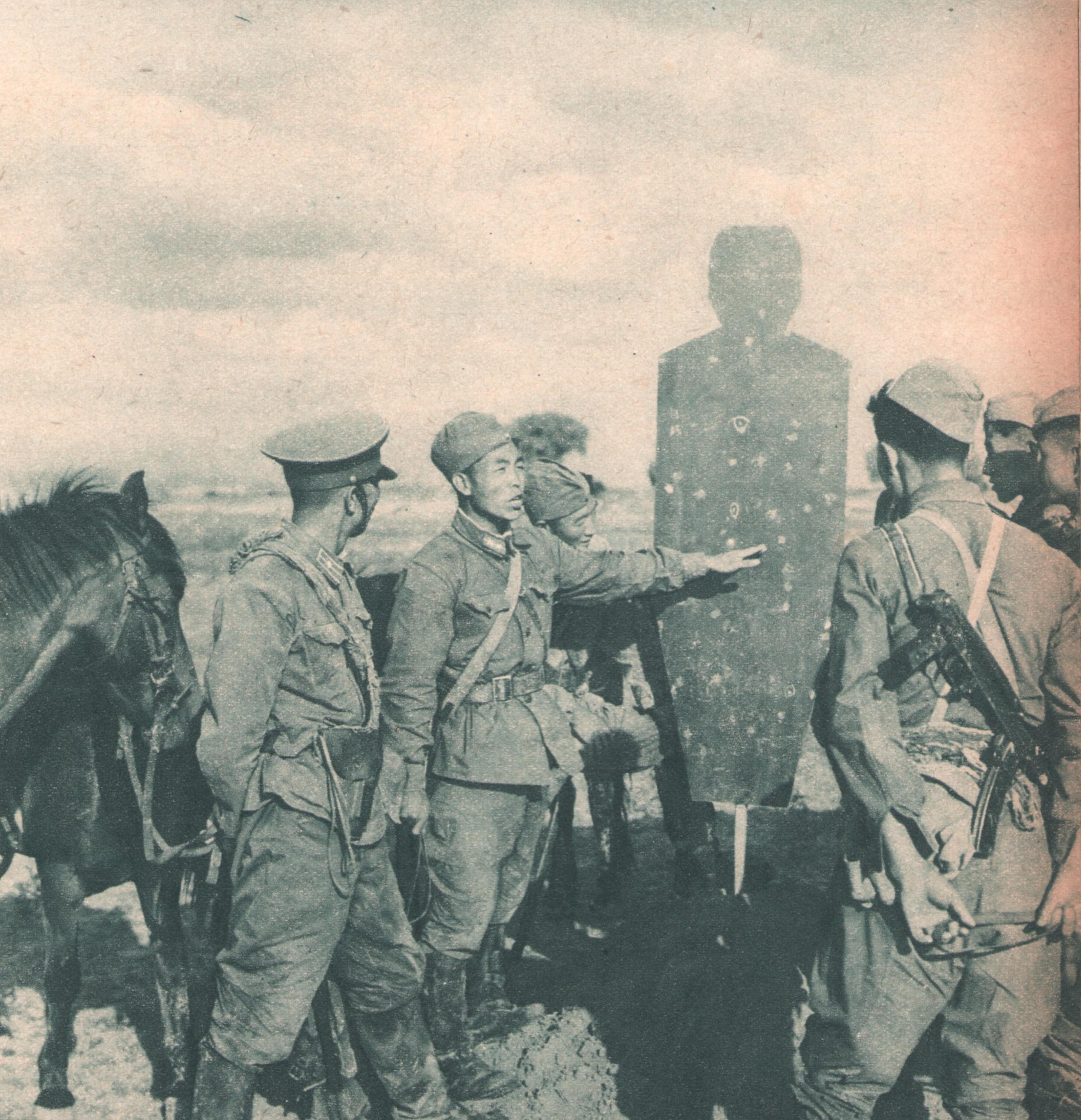 早年55式军服弄过一回,战士们瞅着那歪歪扭扭的模