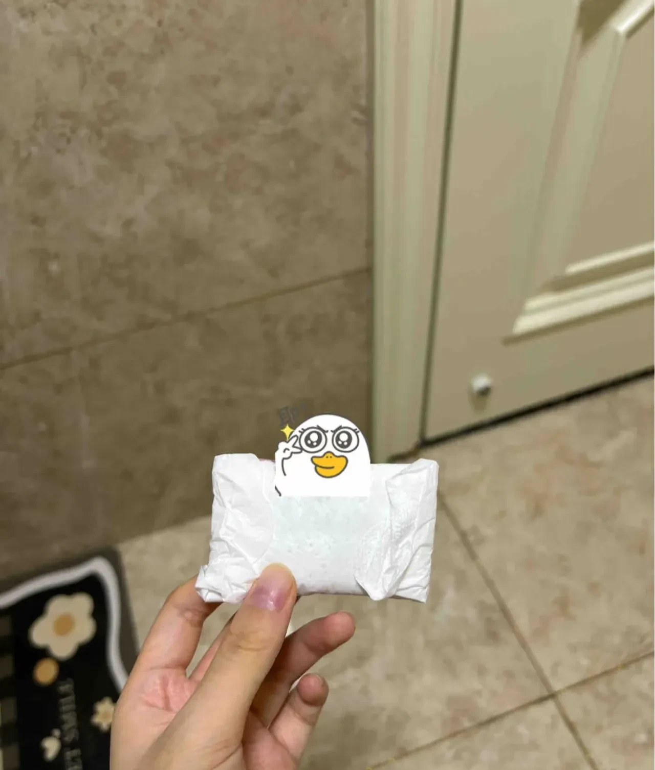 昨天去饭店上洗手间,看到垃圾桶旁边扔着被人换下来的卫生巾,就那样一