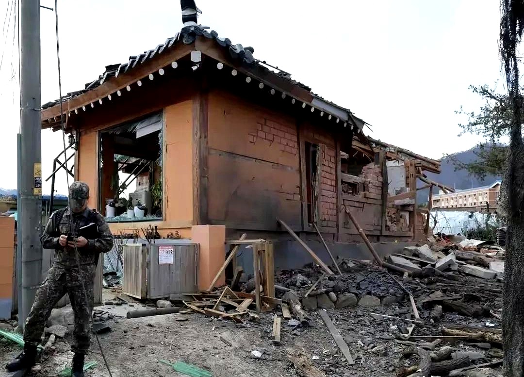 韩国空军炸自家居民区,离谱!