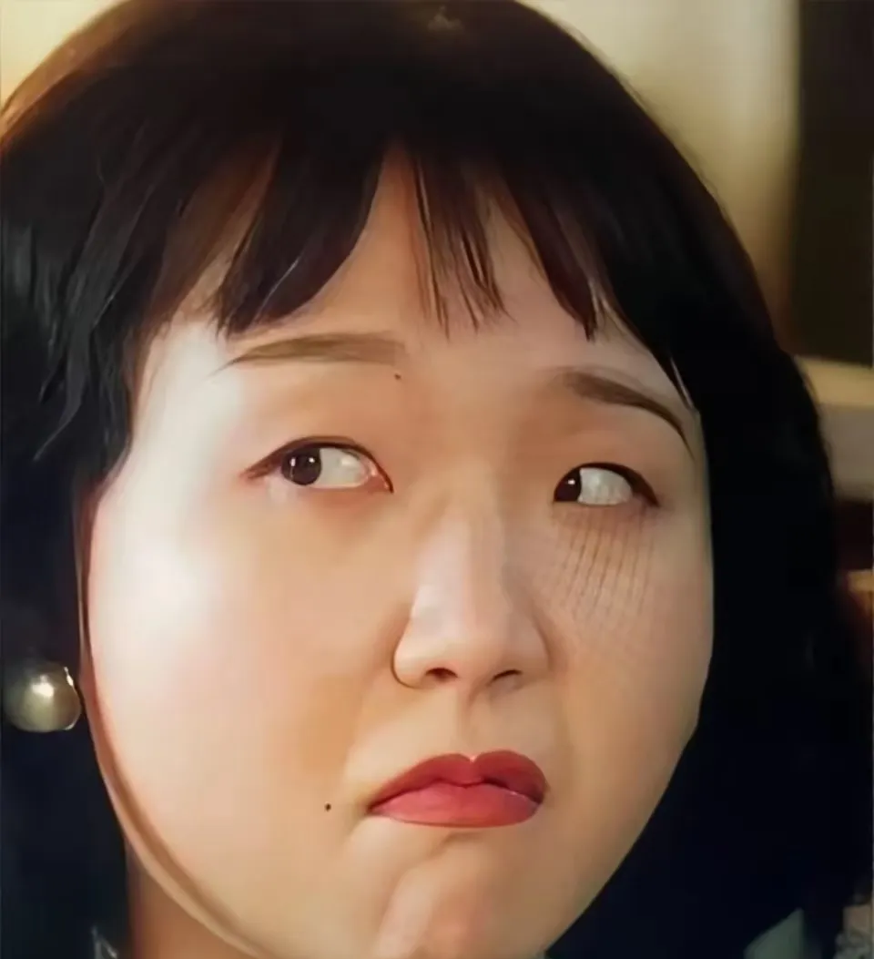 嘴歪眼斜的,一般演员不好做到,一张大柿饼脸,红火的嘴唇,如果晚上