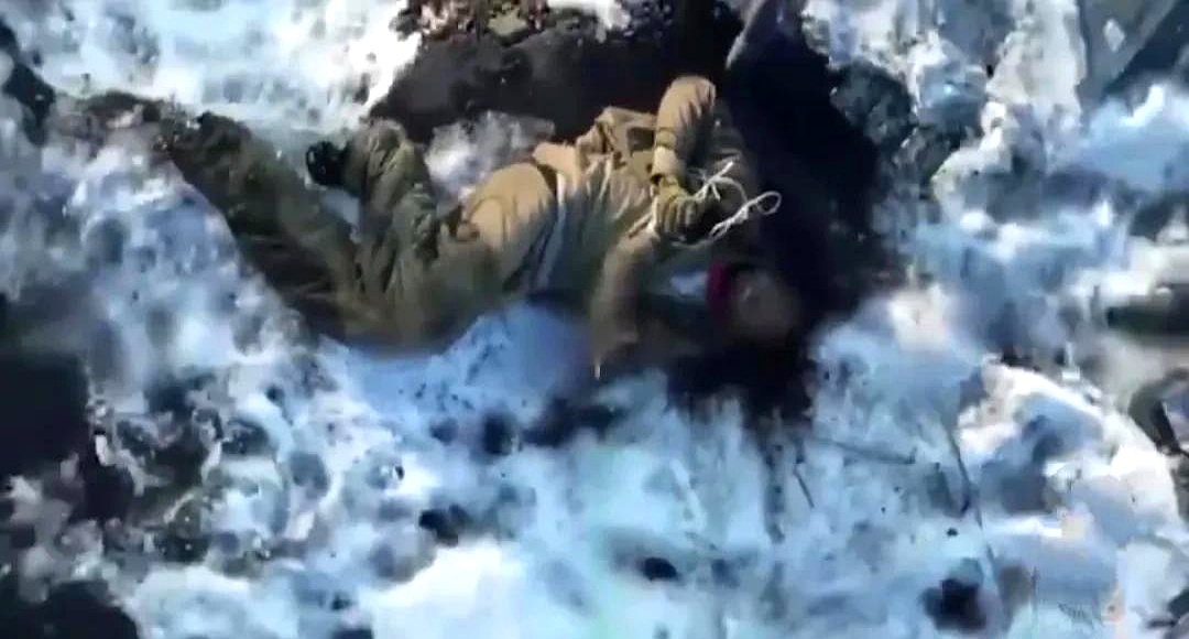 在这样一个寒风凛冽的旷野之上,这个黑人士兵被俄军战友们紧紧捆住了