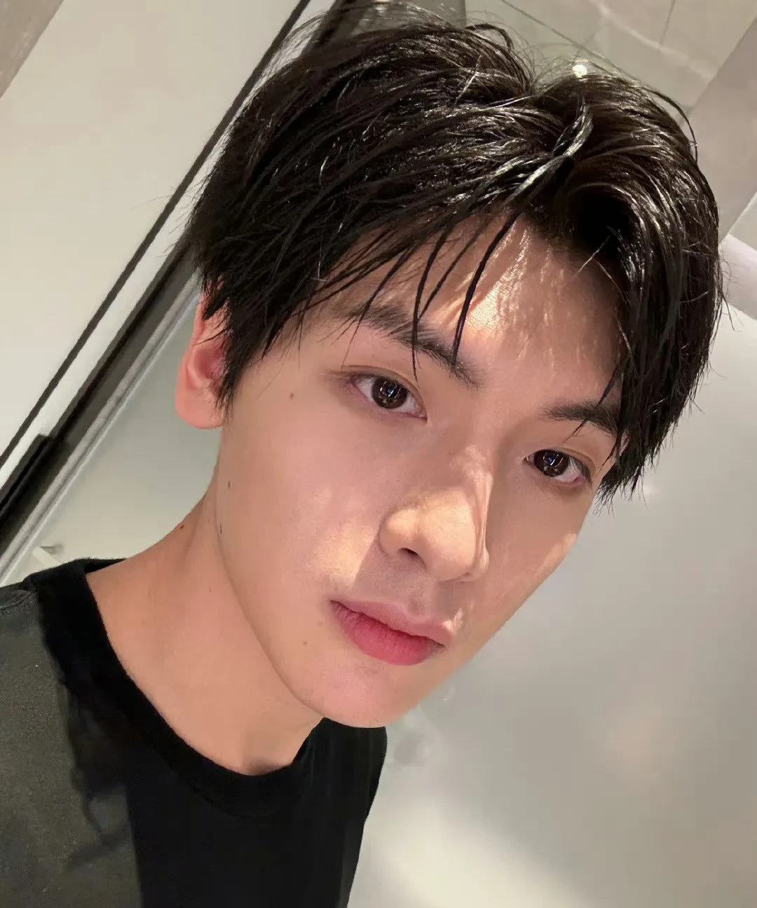 翟潇闻,在热门剧集《难哄》中饰演向朗,1999年5月28日出生于山东省