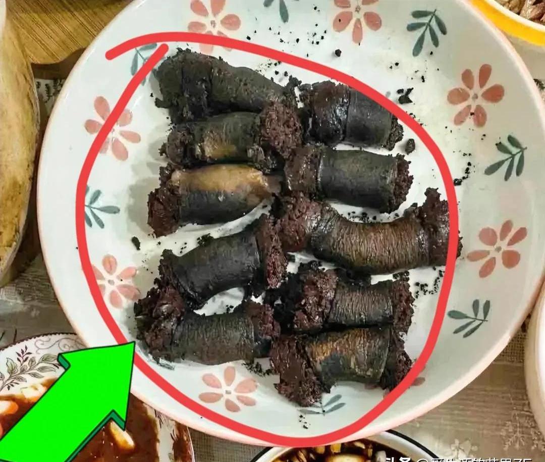 今天朋友做饭,本满心期待,结果他端出那盆菜时